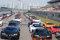 Đại gia Trung Quốc khoe hàng chục siêu xe đắt tiền tại Thượng Hải