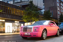 Xe sang của các triệu phú Trung Đông theo chủ đi nghỉ hè tại London