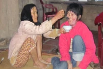 Xót thương người vợ đảm đang 30 năm chăm chồng, con điên dại