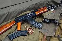 Bị dọa chém, công an bắn AK cảnh cáo