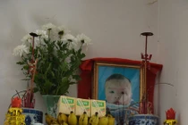 Chồng chết đứng chứng kiến vợ giết con