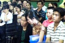 Nước mắt đầm đìa, mẹ nạn nhân khóc xin cho 2 sát thủ