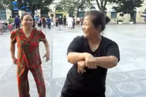 Clip độc: Cụ bà hào hứng nhảy Gangnam style tại Hồ Hoàn Kiếm