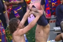 Puyol lột áo Valdes; Pique ‘đánh nhau’ với Fabregas