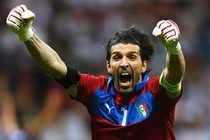 Gianluigi Buffon xứng danh “người nhện”