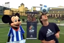 Messi khoe tài nghệ đá bóng với… chuột Mickey