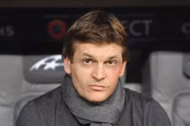 Tito bối rối cắn móng tay nhìn Barca sụp đổ