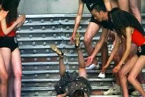 Khoảnh khắc ‘tẽn tò’ của các cô nàng chân dài trên sàn catwalk