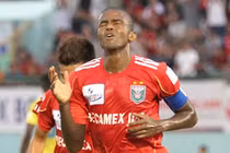 Hàng loạt ngoại binh Bình Dương bị 'khủng bố' tin nhắn