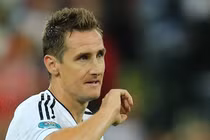 Tái hiện trận cầu kinh điển Đức 4 - 2 Hy Lạp bằng thơ