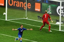 Dư âm Anh - Ý: Loạt sút penalty tuyệt vời qua thơ Tú Anh
