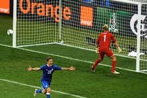 Dư âm Anh - Ý: Loạt sút penalty tuyệt vời qua thơ Tú Anh