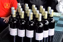 19 chai 'rượu tự trọng' tặng các quan chức VFF