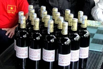 19 chai 'rượu tự trọng' tặng các quan chức VFF