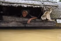 Xót xa hình ảnh đồng bào miền Trung oằn mình chống lũ