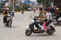 Chướng mắt: Thanh thiếu niên du xuân "quên" luật, đánh bóng mặt đường