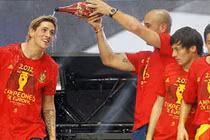 Clip: Pepe Reina làm MC trong lễ mừng công của Tây Ban Nha