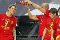 Clip: Pepe Reina làm MC trong lễ mừng công của Tây Ban Nha