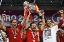 Tây Ban Nha đi vào huyền thoại với chức vô địch lịch sử