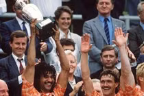 Lịch sử hào hùng EURO qua ảnh, Kỳ 4: Người Hà Lan tung bay tại Đức