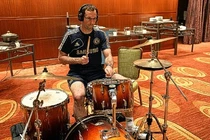 Cech đánh trống, Luiz khiến CĐV hóa cuồng tại St. Louis