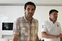 Hết EURO 2012, Buffon đi hành hương sang Bosnia