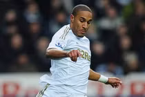 Arsenal sắp ký với “kẻ suýt giết hại Van Persie”