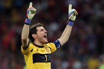 Casillas bất ngờ yêu cầu trọng tài dừng trận chung kết EURO sớm