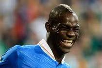 Balotelli: Từ đứa trẻ da màu bị bỏ rơi tới người hùng nước Ý