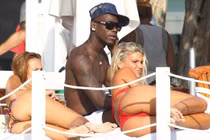 Balotelli tắm nắng bên cạnh người đẹp tóc vàng nóng bỏng