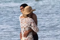 Chân sút Falcao ôm vợ nồng nàn, lãng mạn