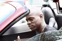 Balotelli lái xe Ferrari mui trần mới cáu cạnh về thăm bố mẹ