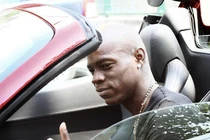 Balotelli lái xe Ferrari mui trần mới cáu cạnh về thăm bố mẹ