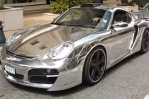 Siêu xe thể thao mạ Chrome sáng loáng cả con phố