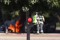 Siêu xe đắt giá vô cớ bốc cháy trên phố