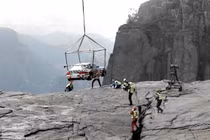 BMW từ bỏ photoshop đưa ô tô lên đỉnh núi để làm quảng cáo