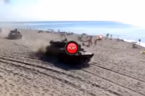 Clip: Đoàn xe tăng của Nga diễu hành trên... bãi biển