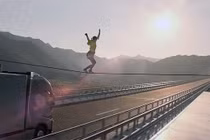 Kinh ngạc màn trình diễn đi trên dây 'điên rồ' ở tốc độ 80km/h