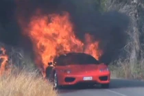 Ferrari 360 Spider vừa mua đã cháy thành tro