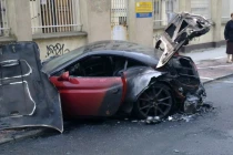 Thêm một chiếc Ferrari California cháy đen trên phố