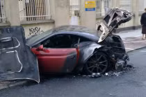 Thêm một chiếc Ferrari California cháy đen trên phố