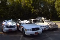 Bị bắt vì dùng cần sa, lái máy kéo nghiền nát 7 xe cảnh sát để trả thù