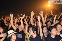 Clip hàng nghìn bạn trẻ cuồng nhiệt với Gangnam Style ở Mỹ Đình