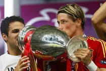 Tây Ban Nha nâng cúp vô địch EURO 2012: Khoảnh khắc của lịch sử