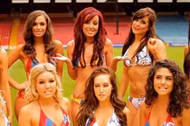 Dàn hoạt náo viên mặc bikini đốt nóng cầu trường