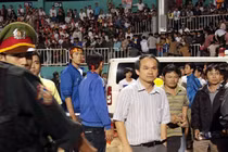 Góc ảnh: Bầu Đức bất lực nhìn sân Pleiku 'vỡ'