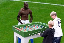 'Khó đỡ' với ảnh chế màn cởi áo ăn mừng bàn thắng của Balotelli (Kỳ 2)