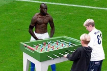 'Khó đỡ' với ảnh chế màn cởi áo ăn mừng bàn thắng của Balotelli (Kỳ 2)