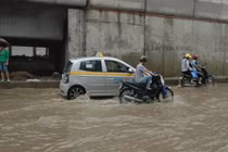 Sáng kiến khi lái xe trời mưa, ngập, cây đổ ở Hà Nội