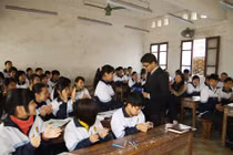 Báo GDVN trao quà tới học sinh tới trường bằng nạng 11 năm